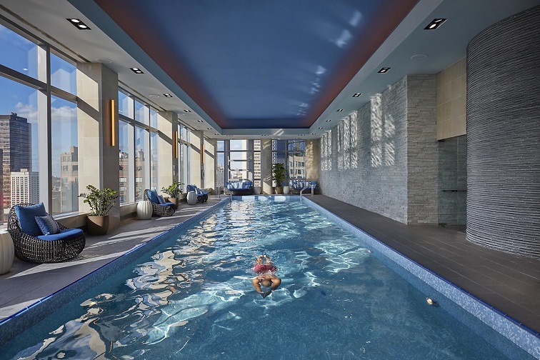 自然光が差し込む約23mのラッププール