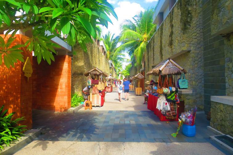 ペングリプラン村をモチーフにしたホテル施設内