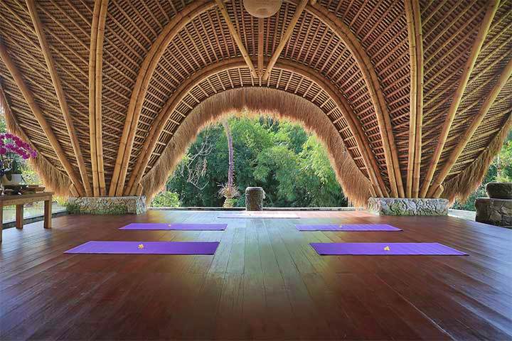 高い天井で広々としたヨガスタジオ