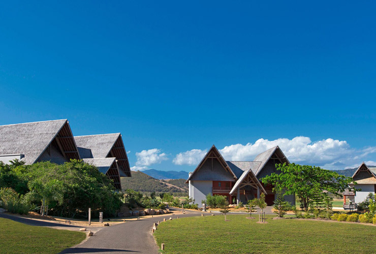 山を背にした客室棟