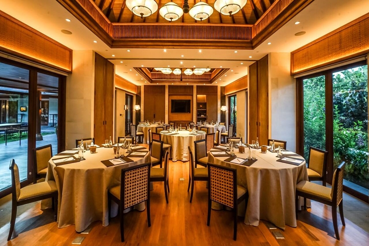 活気あふれるオープンキッチンなレストラン