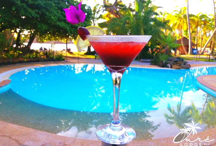 プールサイドでトロピカルカクテル