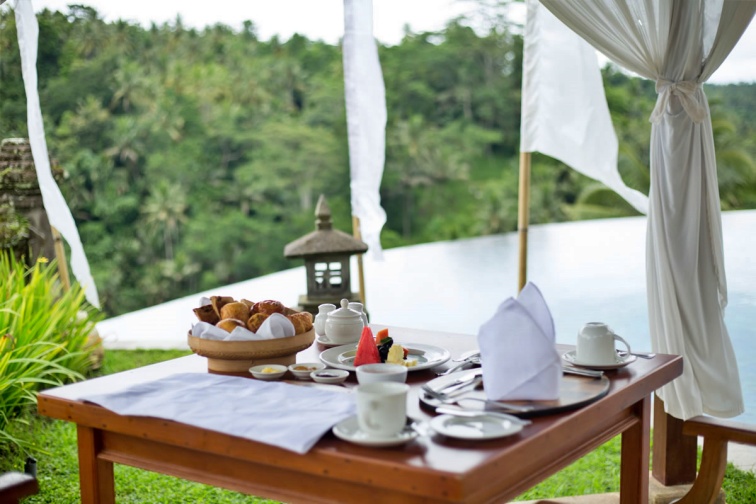 自然の中で朝食を