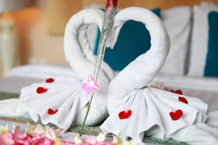 ハネムーンには特別なベッドメイキングを