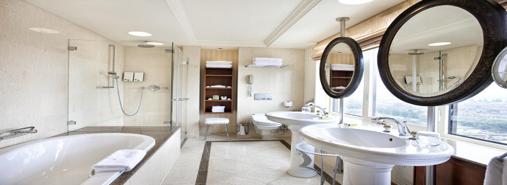 光量たっぷりの明るいバスルーム