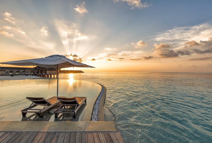 夕暮れのインフィニティプール