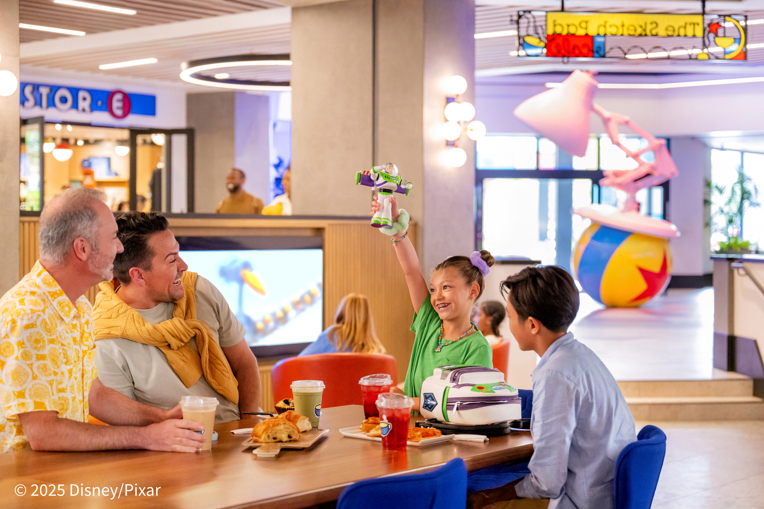 フードコートで食事をする家族（イメージ）