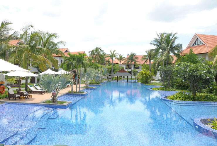 森に囲まれて建つホテルとプール