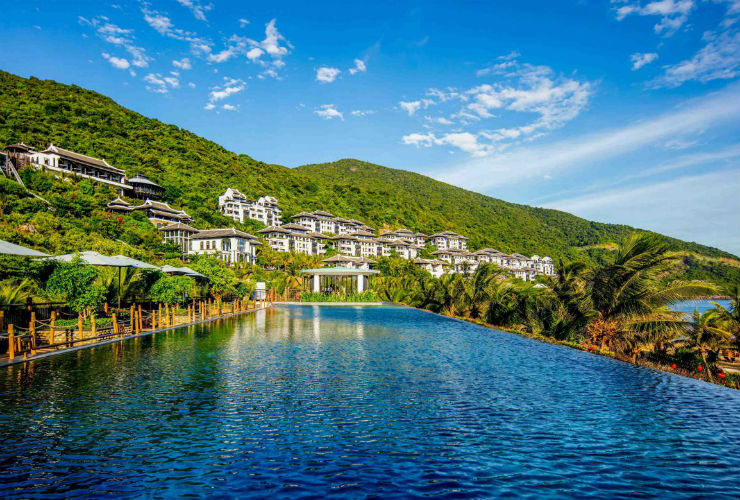 プールから眺めるリゾート