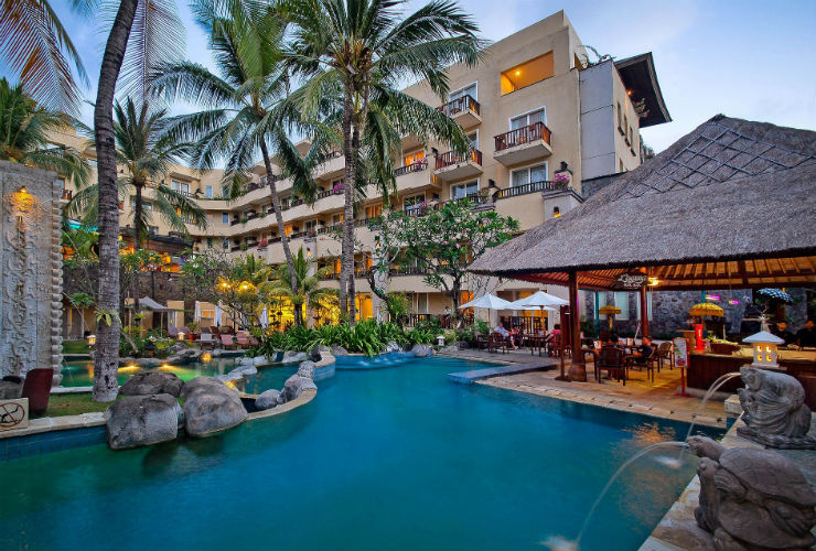 クタ パラディソ ホテル　プール