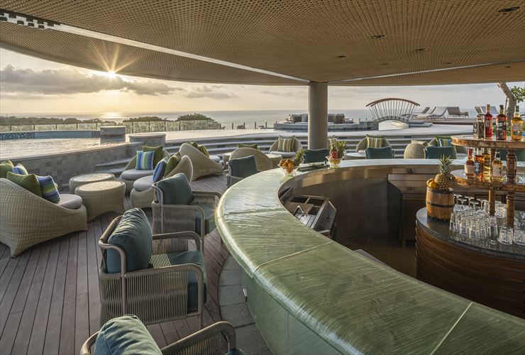 美しいサンセットとルナルーフトップバー