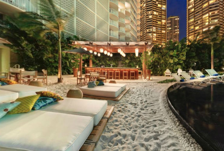 雰囲気抜群の砂の敷かれた屋外レストスペース