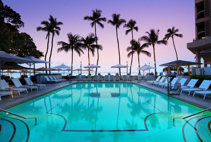 夕暮れ時のロマンティックな屋外プール