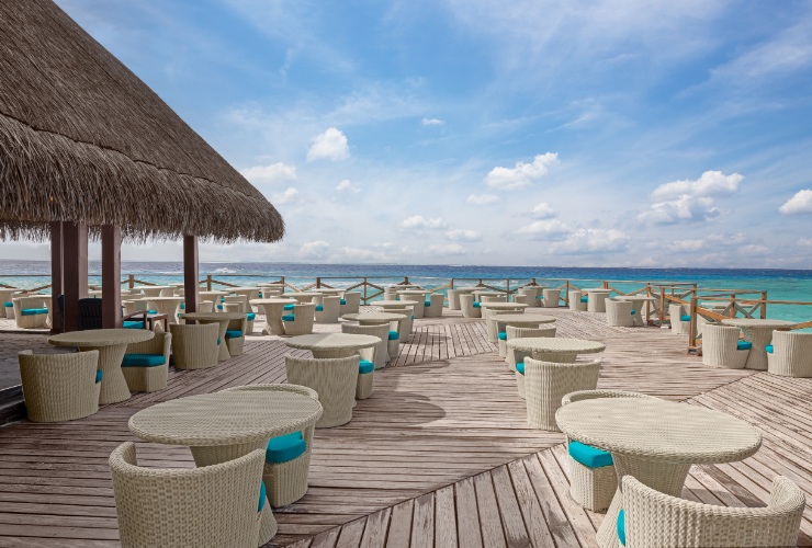 『カクテル バー』のウッドデッキからは美しい海をパノラマ ビューで眺められます