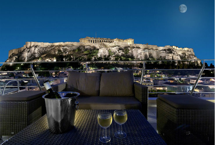 夜の屋上は、ワインも楽しめるバーに。