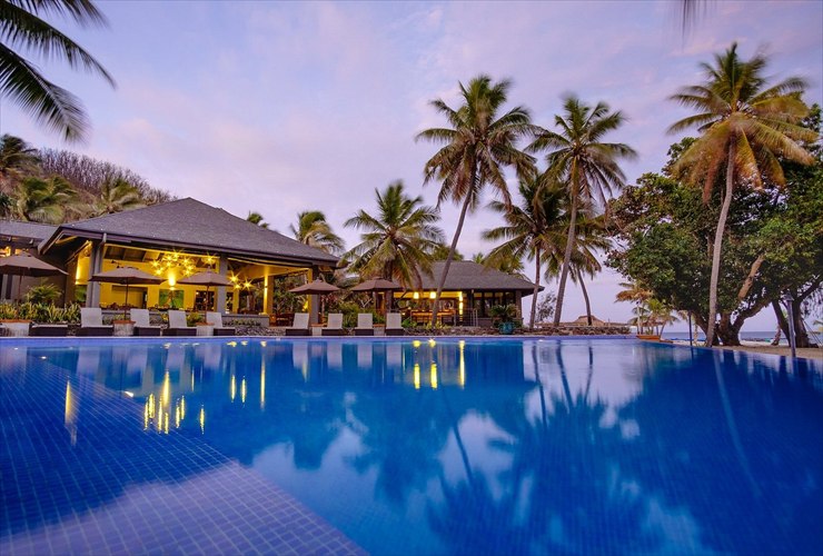 のびのび過ごせる開放的なプールエリア