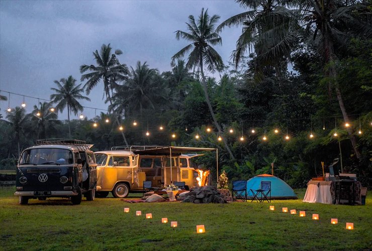緑あふれる中庭で手軽にキャンプアクティビティを体験