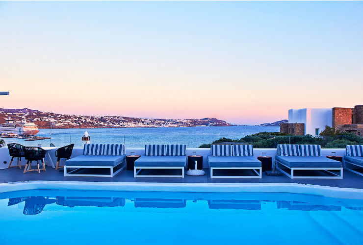 プールからはミコノス島の風景が。