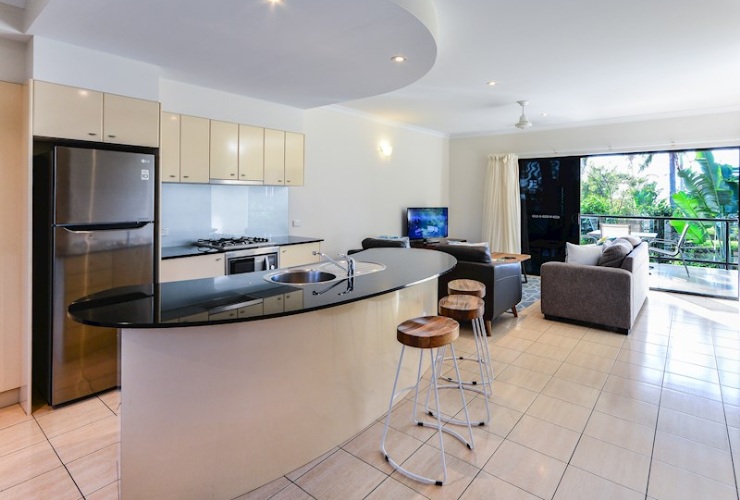 電子レンジ/オーブン、カウンタートップが備わった清潔で明るいキッチン