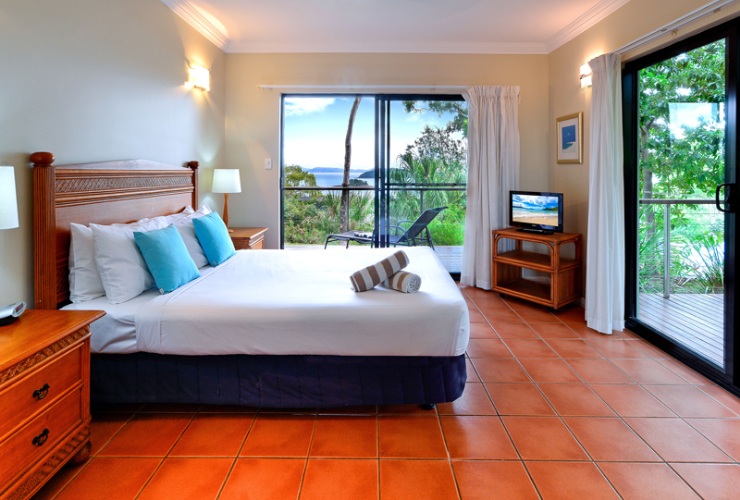 クイーンベッドが設置してある広々としたベッドルーム