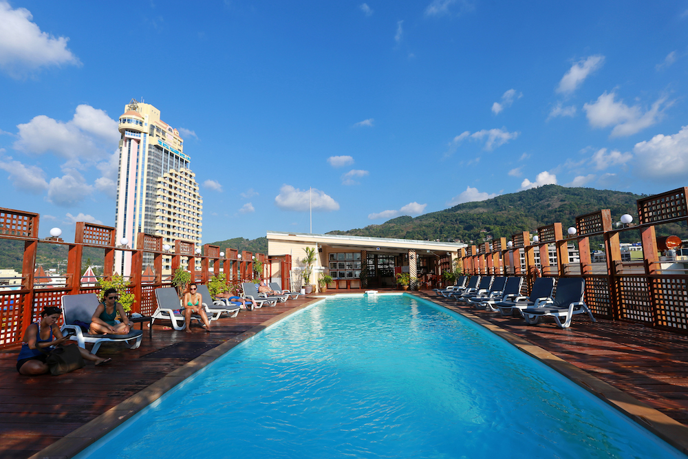 屋上にあるプール