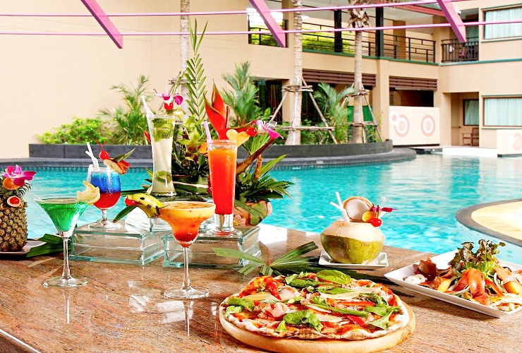 メニュー豊富なプールバー