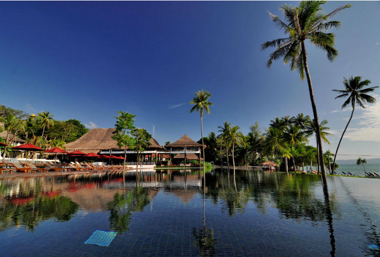 メインプールと向こうに見える海