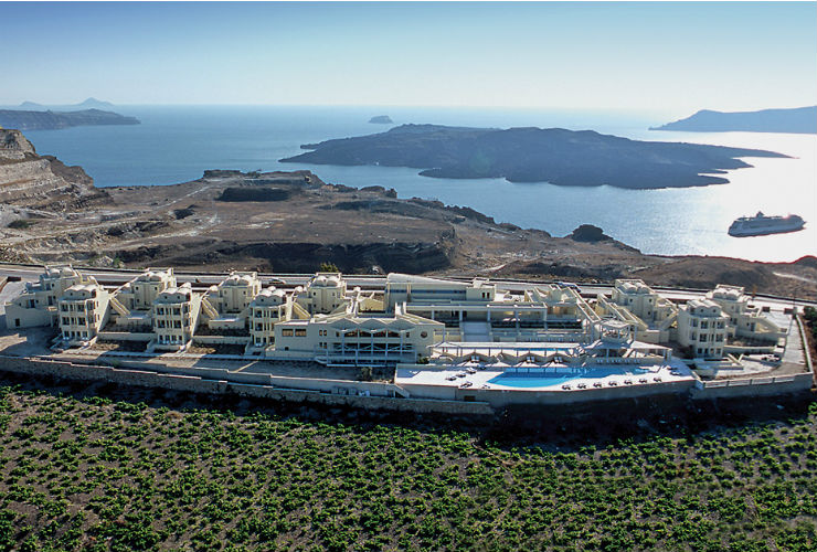 ホテルの概観。サントリーニでも大きなホテルです。