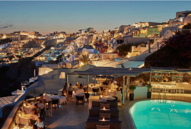 夜景とともに屋上で食事が楽しめます。