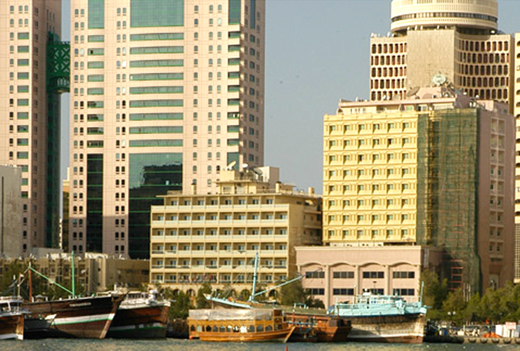 クリークが目の前に広がる贅沢な立地