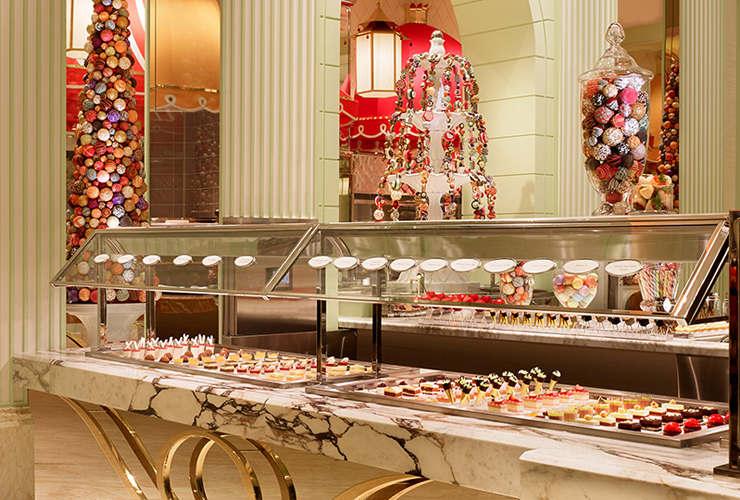 華やかな装飾のレストラン「ザ バフェ」では食べ放題を楽しめます