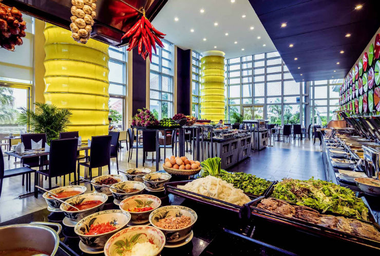 モダンな雰囲気のメインレストラン