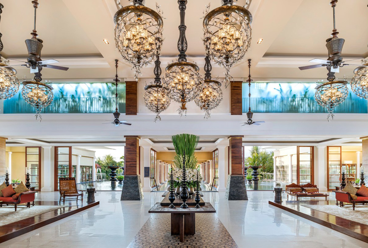 厳かでラグジュアリーな美しいロビー