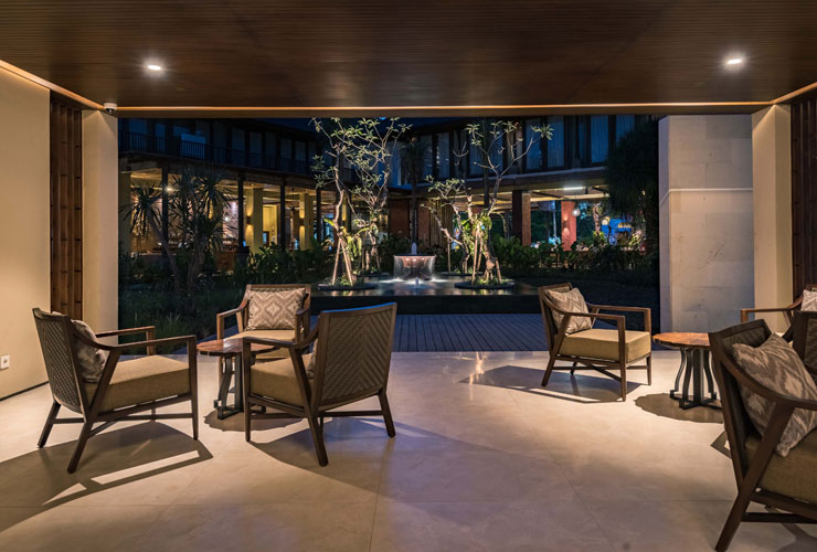 ロビーからの中庭の風景