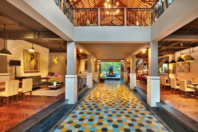 天井が高い開放的なレストラン