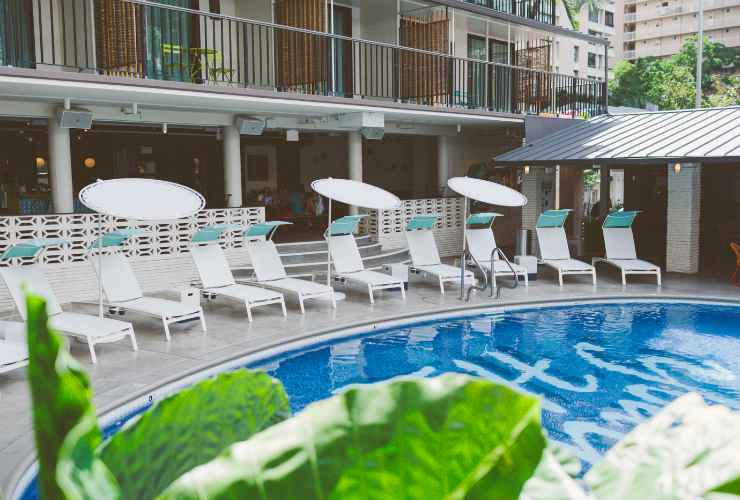 18：00～21：00までは大人だけのスイムタイムでカクテルを楽しめます