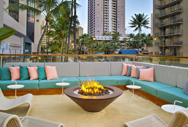 街中でもハワイらしさを感じられるファイヤーピット