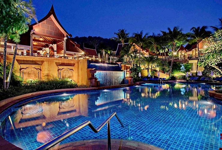 夜のプールは煌びやかな雰囲気に