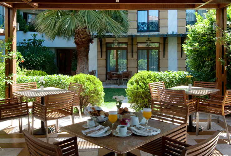 リラックスできるホテルの中庭。