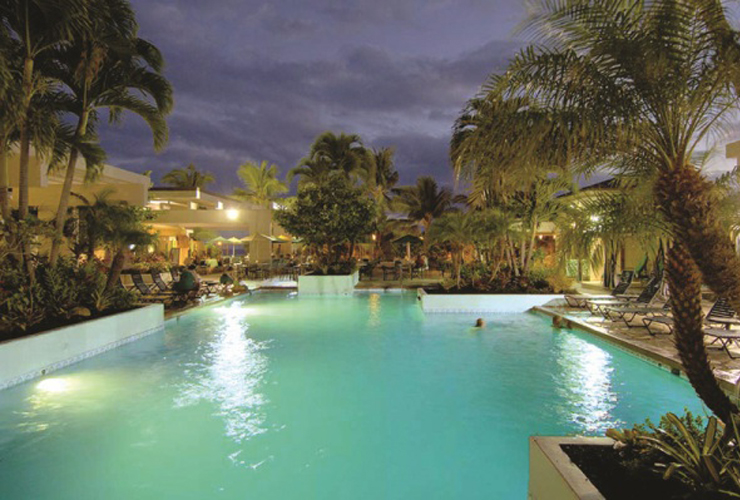 屋外プールでリラックス