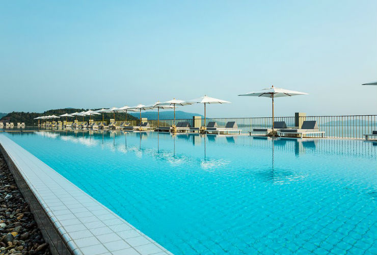 ホテルのインフィニティプール。