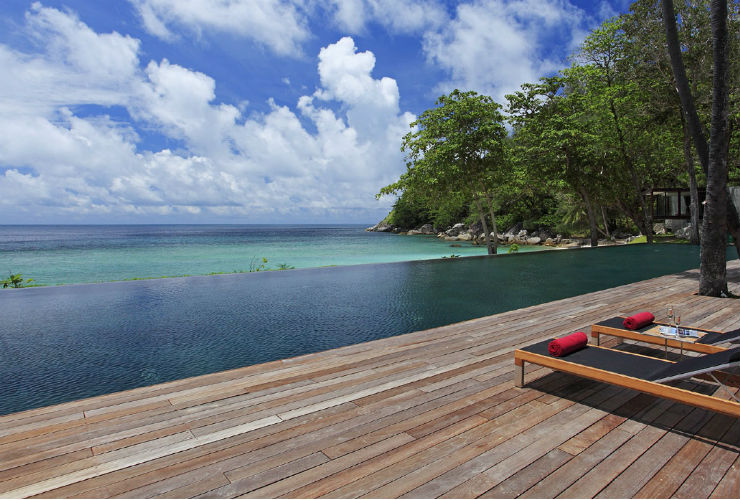 インフィニティプールからの青いアンダマン海。