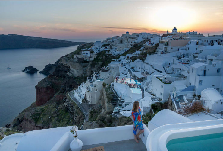 サントリーニ島の夕日で有名なイアの町も目の前。