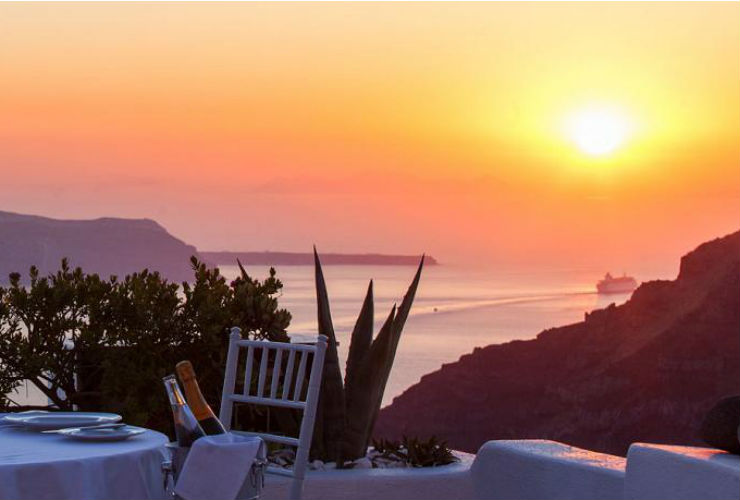 観光客に人気のサントリーニの夕日は、やはりロマンチック。