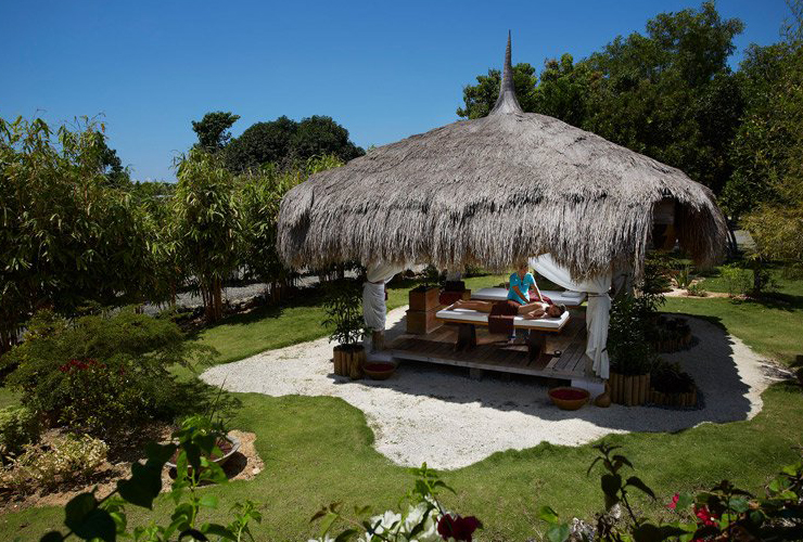 椰子の葉葺の東屋