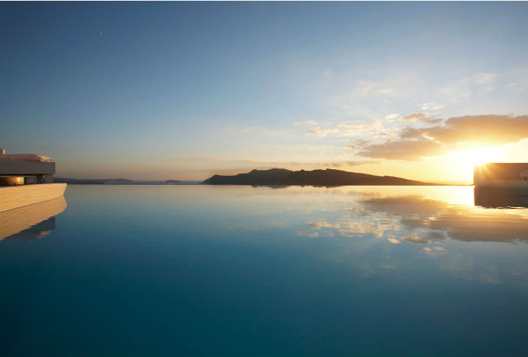 観光客を魅了してきたサントリーニ島の夕日。