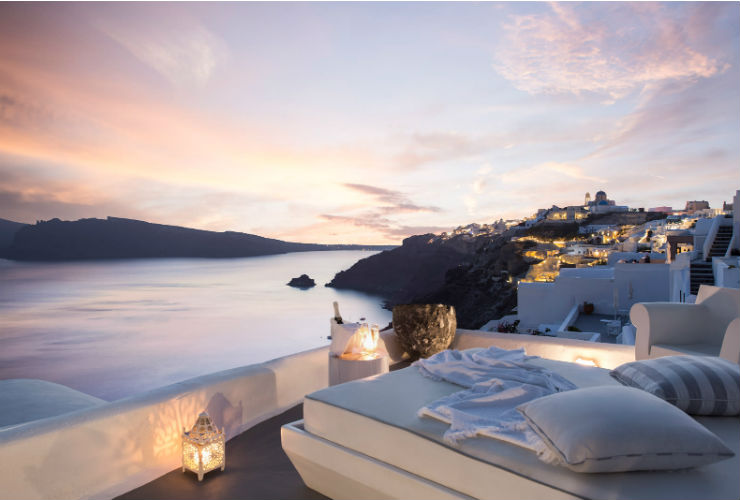 バルコニーから眺めるサントリーニ島の夕日もきれい。