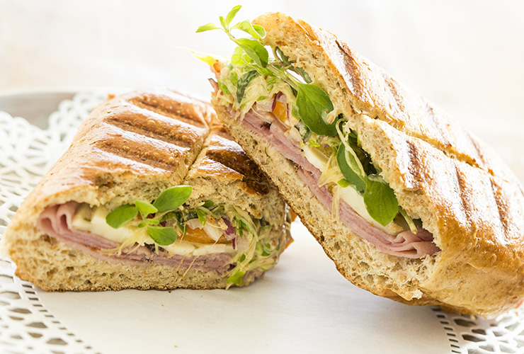 ホテルの2階に併設された、朝6時からオープンしている「ハワイアン・アロマ・カフェ」