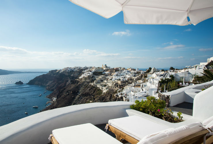 観光客に人気のイアの町も目の前。