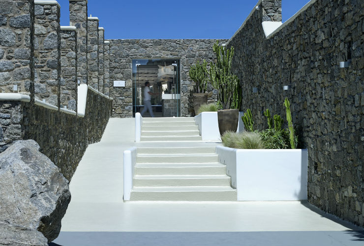 ホテルの入口の、切り石の壁は、ミコノスらしい風景。